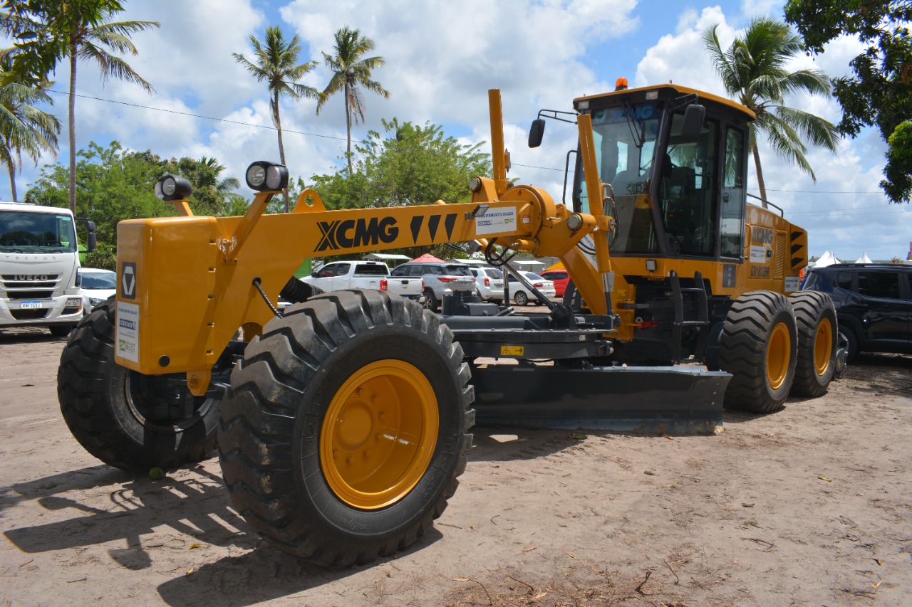 Município de Macaíba recebe nova máquina motoniveladora para patrolamento - Prefeitura Municipal de Macaíba