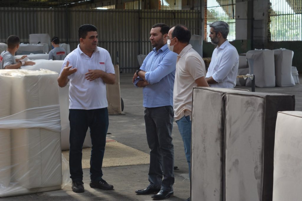 Prefeito Emídio Jr visita nova empresa de fabricação de móveis em Macaíba -  Prefeitura Municipal de Macaíba